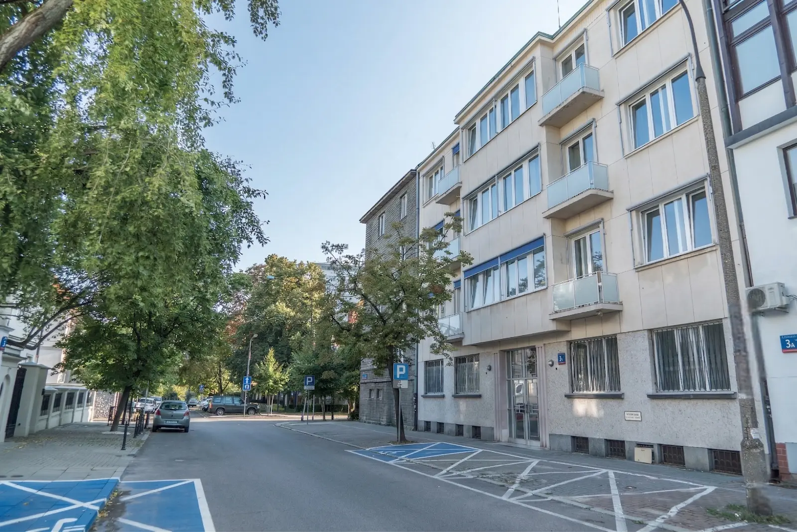 Fachada de Chocimska 3 en una calle tranquila de Mokotów